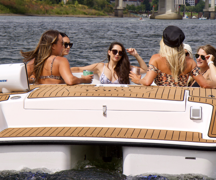 18' Yacht Tub Rentals Image 2