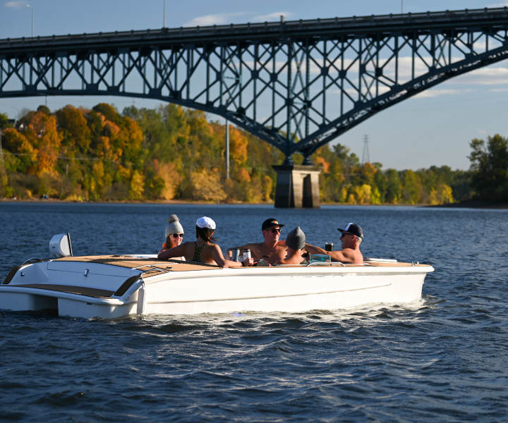 18' Yacht Tub Rentals Image 1