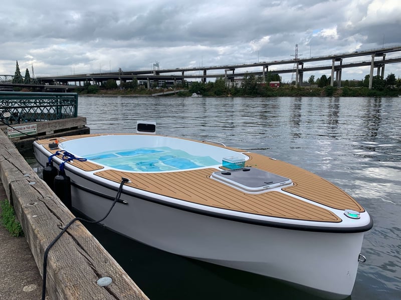 18' Yacht Tub Rentals Image 3