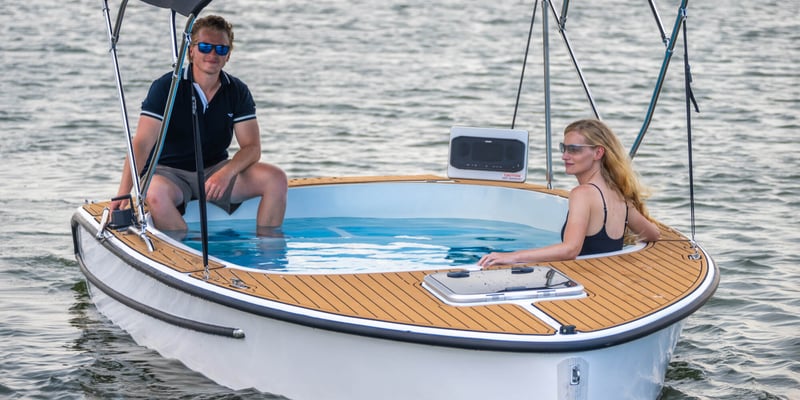 18' Yacht Tub Rentals Image 1