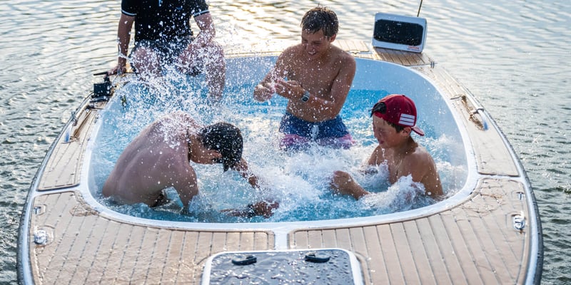 18' Yacht Tub Rentals Image 3