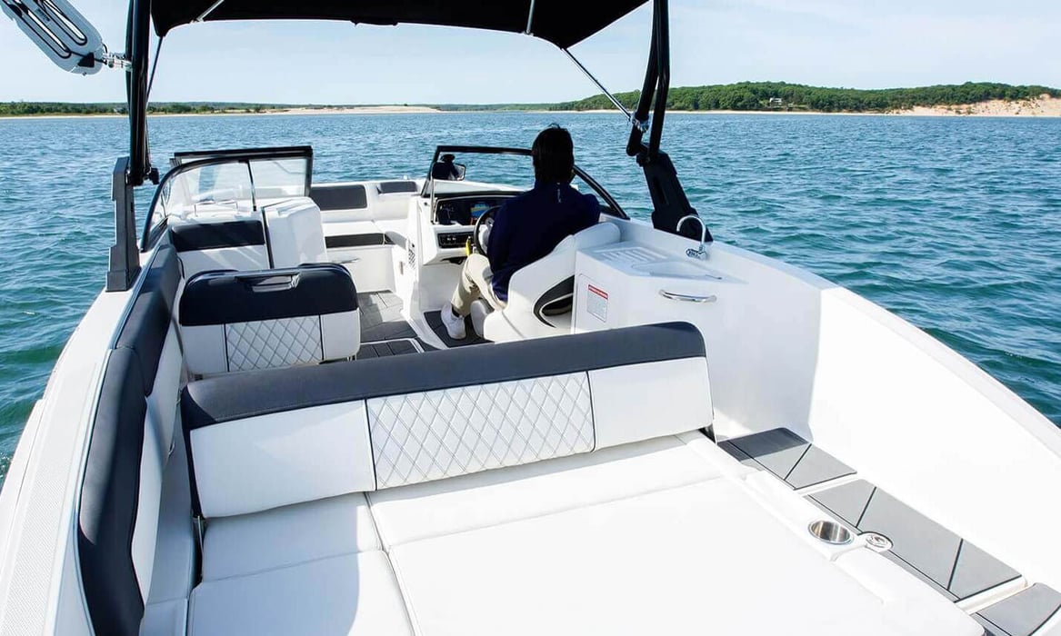 22-Bayliner-Yacht-Hampton-Charter-17
