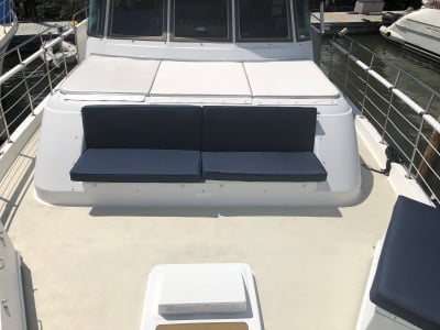 Yacht 61 bow seating
