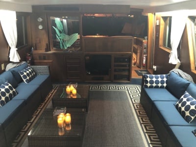 Yacht 61 salon candles