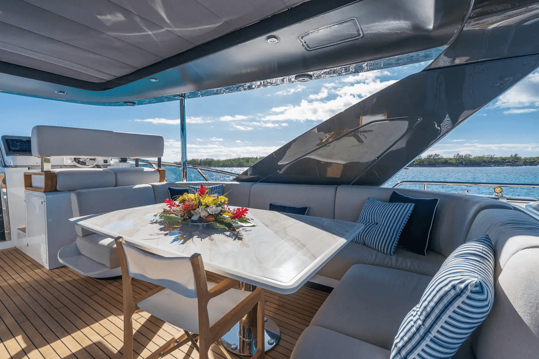 87' 2022 Azimut