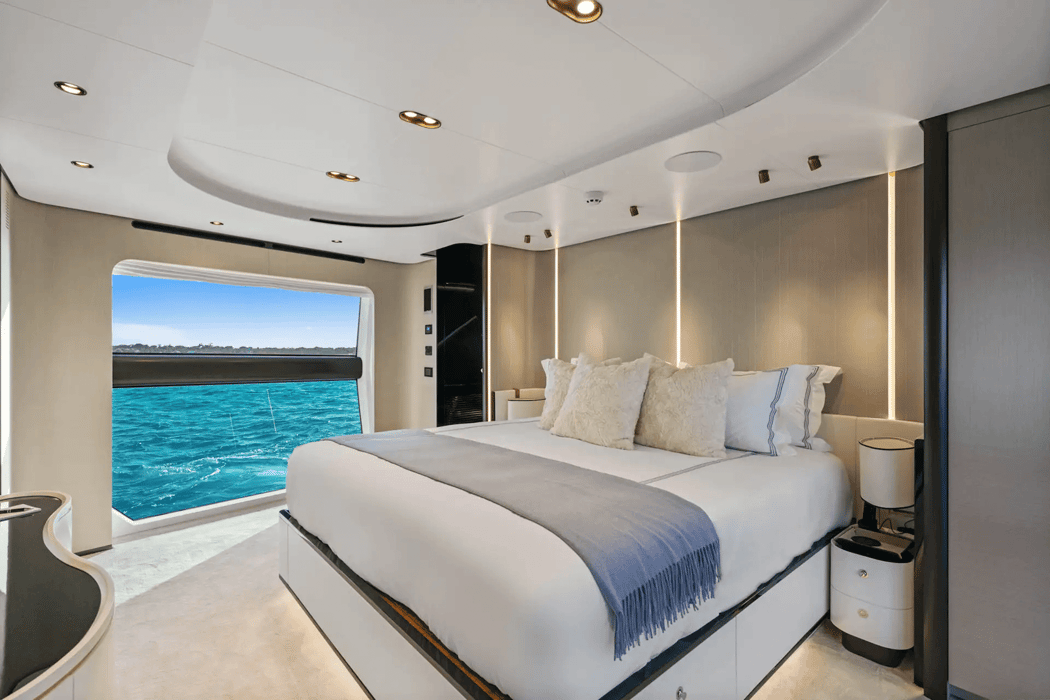 87' 2022 Azimut