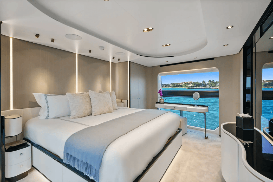 87' 2022 Azimut