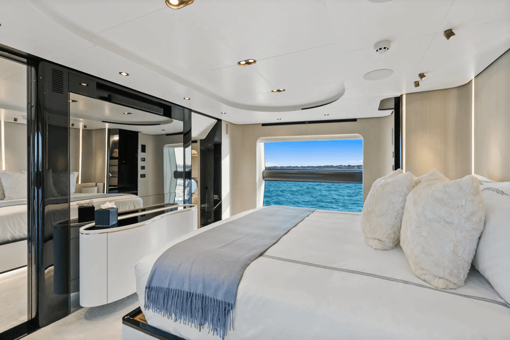 87' 2022 Azimut