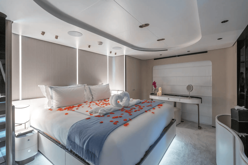 87' 2022 Azimut