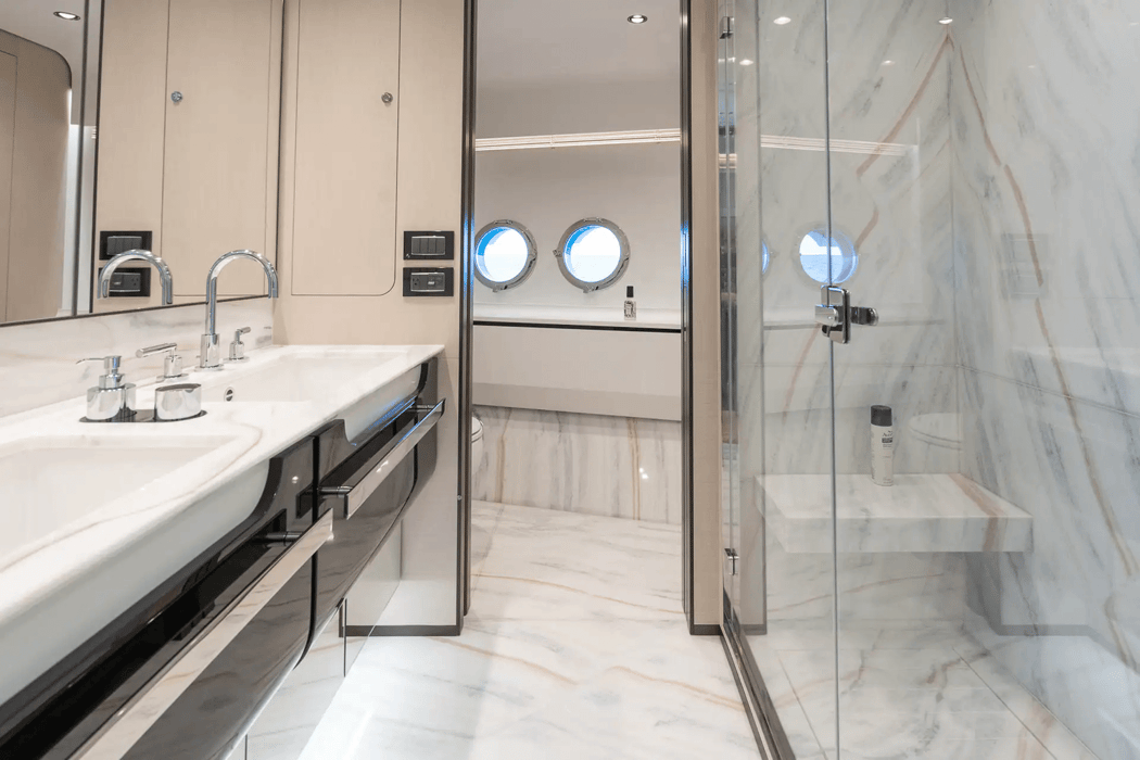 87' 2022 Azimut
