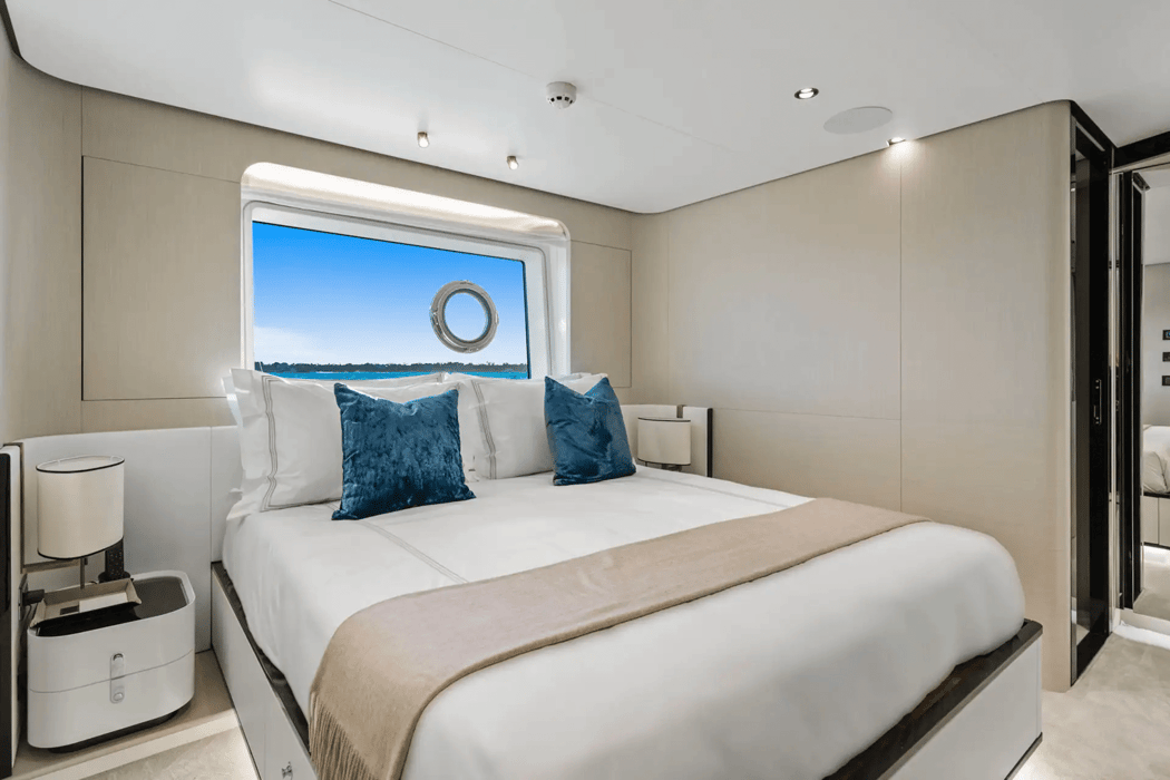 87' 2022 Azimut