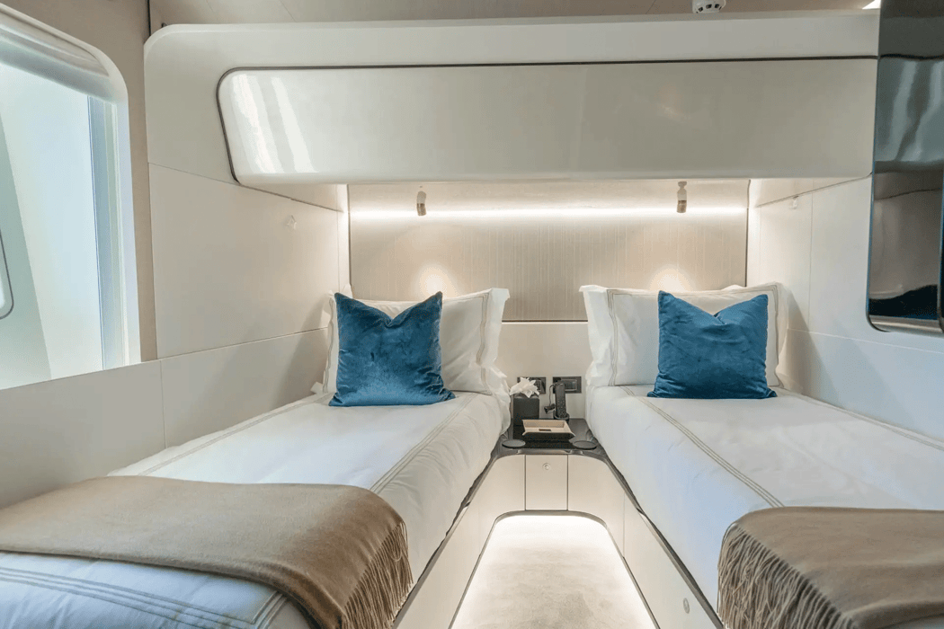 87' 2022 Azimut