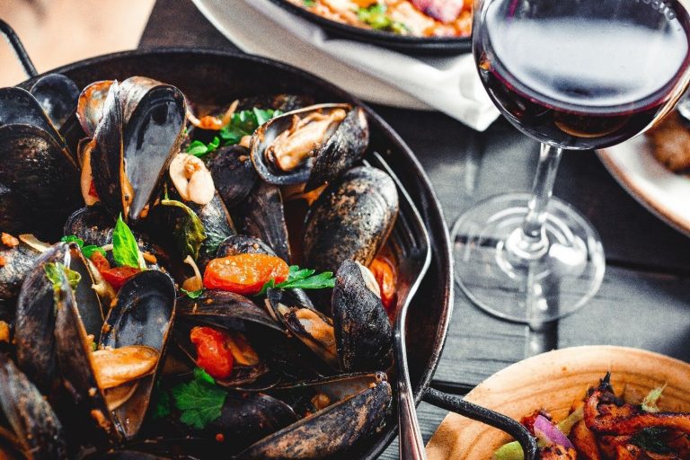 seafood-dinner-and-wine-key_4-768x512