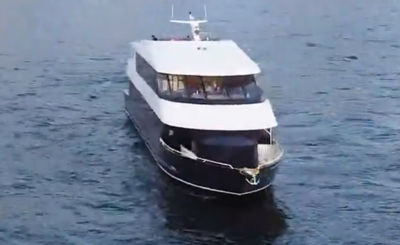 Yacht 93 port bow