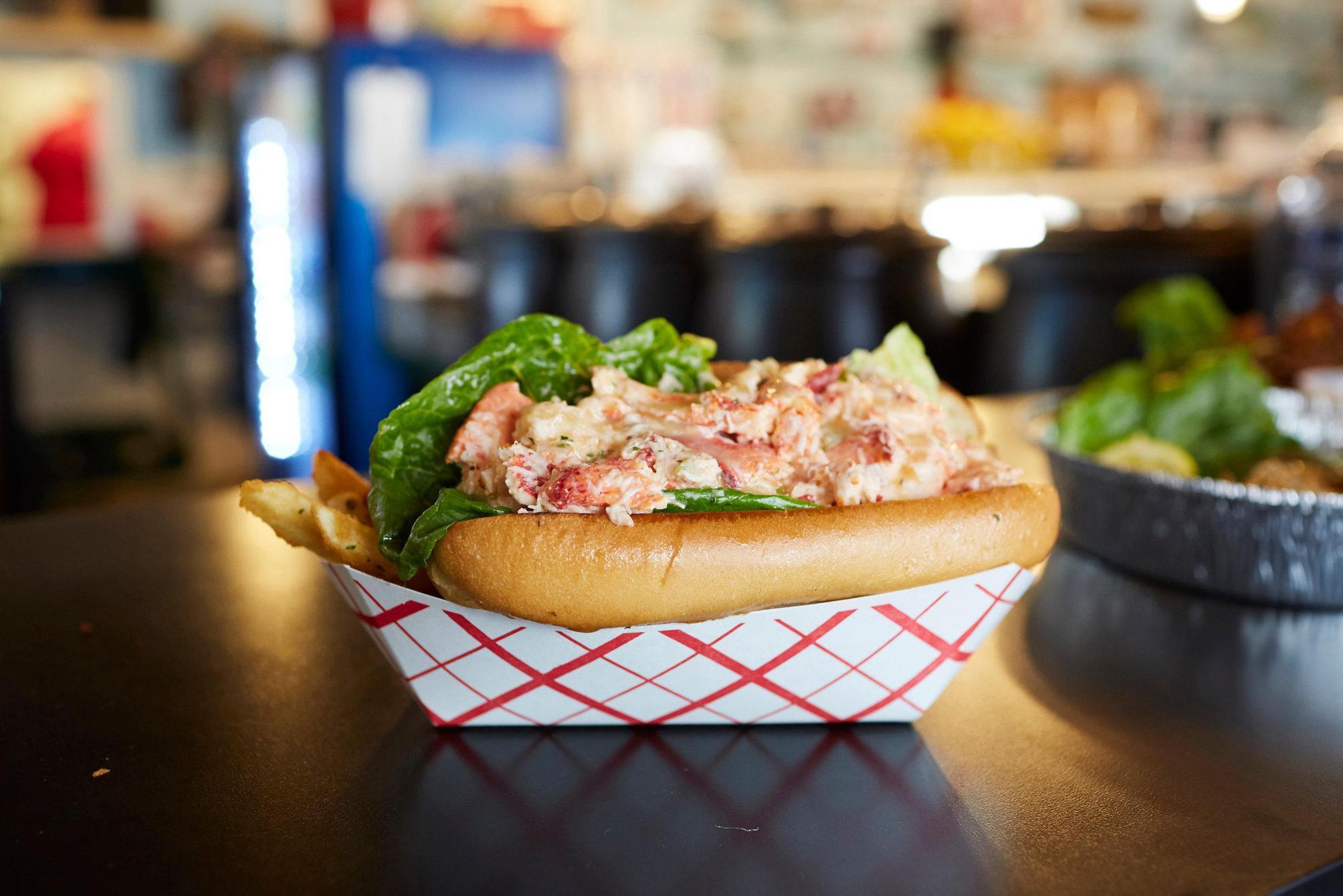 The best lobster roll in the hamptons 2023