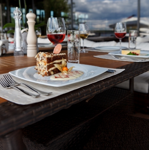 DOCK & DINE