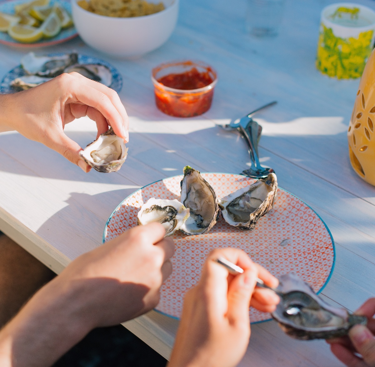 eating oysters-1